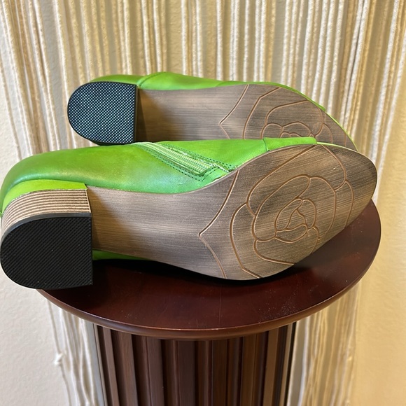 Like new Gorgeous Lime Green Sandals with Stacked Heel - Picture 7 of 7